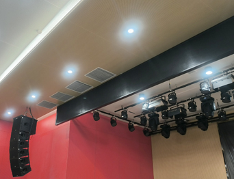 高顏值+實(shí)力派！通用舞臺(tái)幕布成功打造某中學(xué)智慧化多功能報(bào)告廳項(xiàng)目